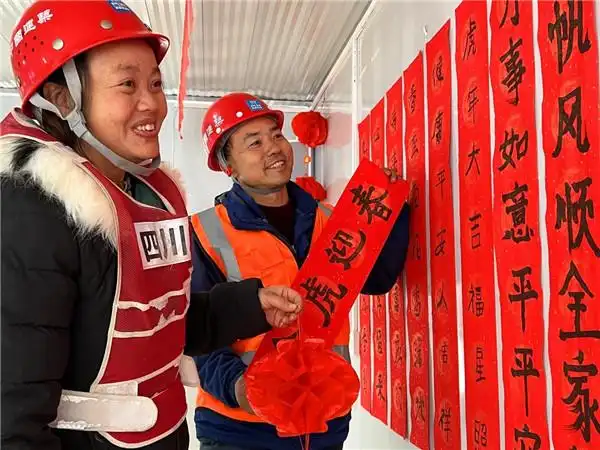 挂灯笼写春联四川建筑工地开启迎新模式