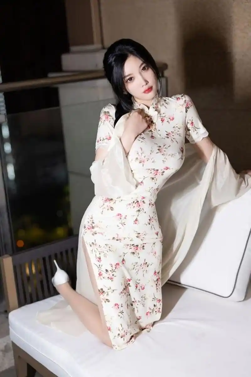 旗袍与肉色丝袜的搭配,展现了东方女性的独特魅力.