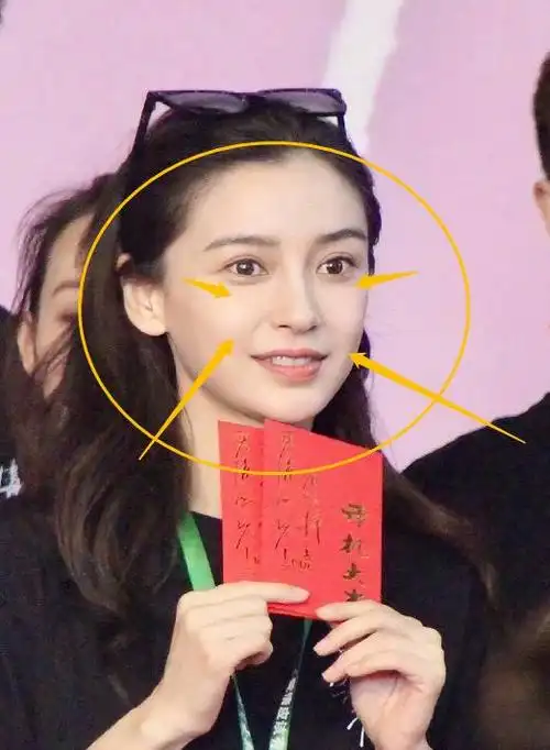 杨颖素颜出席开机仪式,脸部状态挺真实,岁月下并不是一成不变