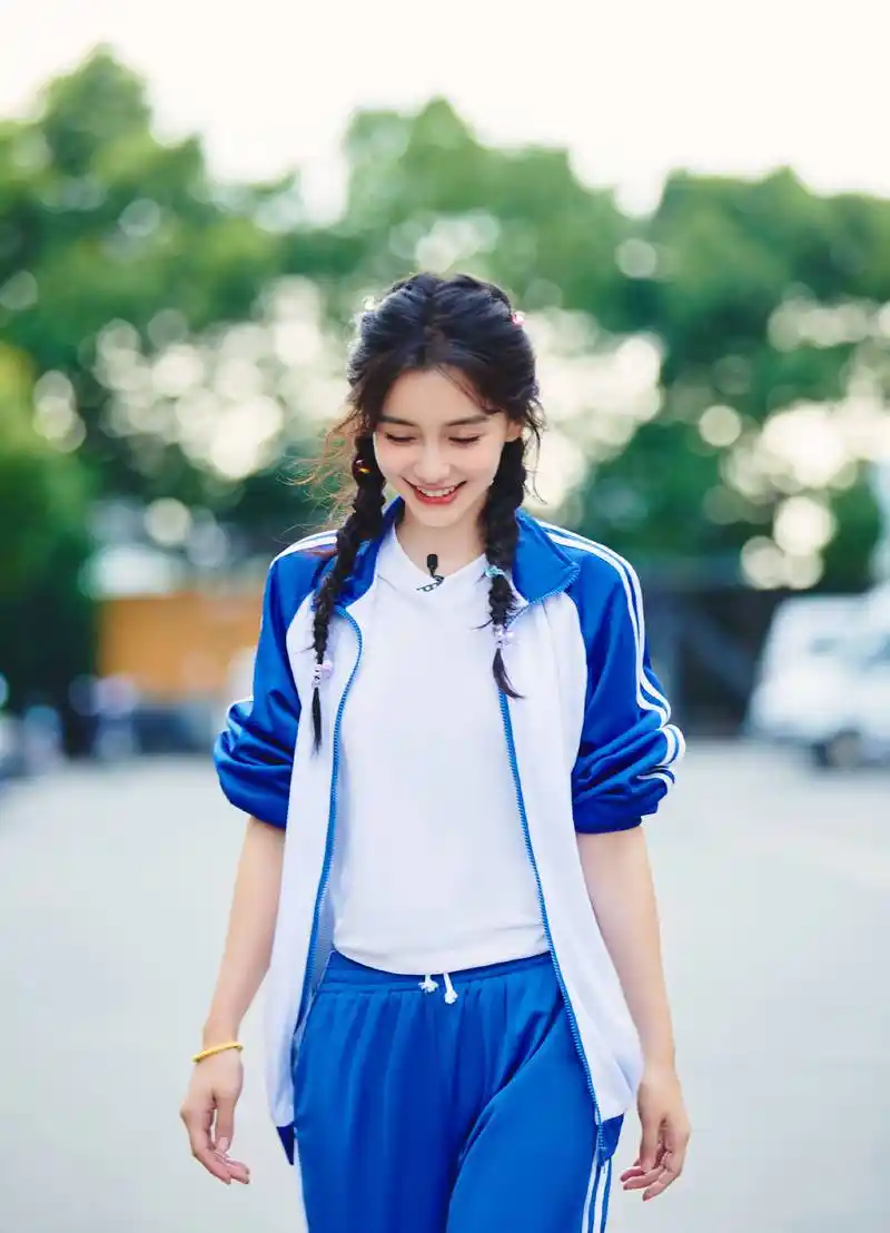 1/ 8 搜狐娱乐讯 9月10日,杨颖工作室在社交平台晒出一组angelababy身