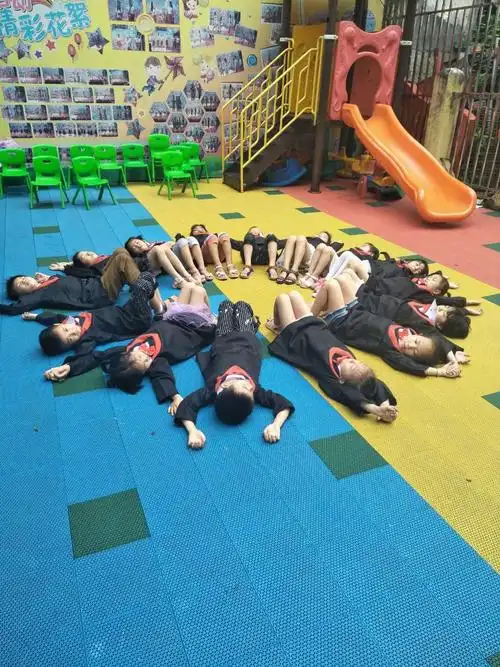 三年来,我们相依相伴,一起游戏,一起欢笑