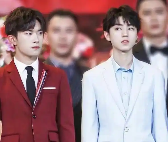 易烊千玺新造型曝光,长发油头太扎眼,意外撞型华晨宇_风格_明星_发型