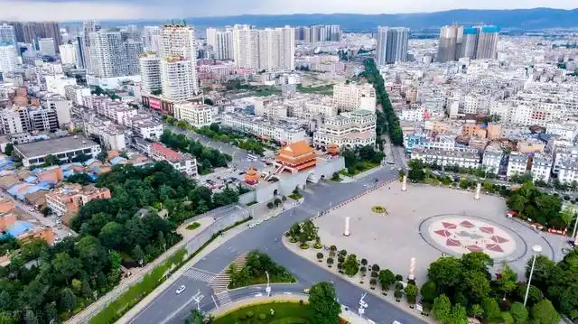 航拍云南曲靖城市风光美景尽收眼底