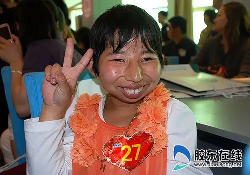 袖珍"娃娃音"女孩大胆寻爱 称爱情是奢侈(图)