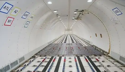 货机则配备了较少的登机门,取而代之的是较大的货舱门,分布在前后