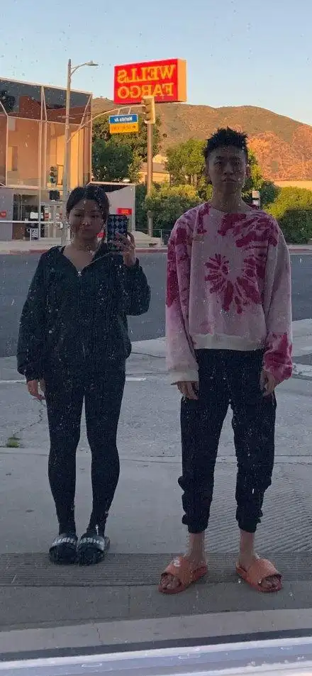 组图:rich brian公开恋情晒与女友合影 亲密相拥灿笑秀恩爱