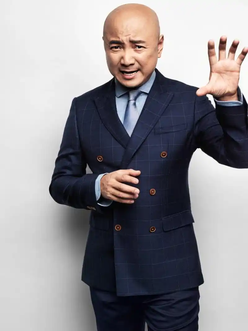 徐峥|51岁徐峥胖到认不出!穿美国国旗服装逛上海