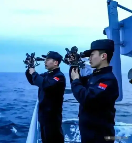 海军舰艇兵21式作训服,全新亮相_腾讯新闻