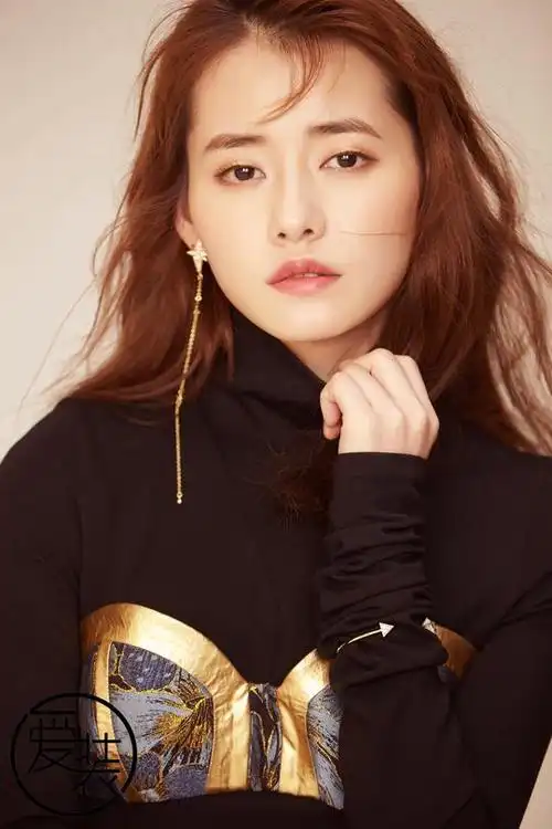 柴碧云酷感写真诠释另类时尚 恣意演绎率性真我