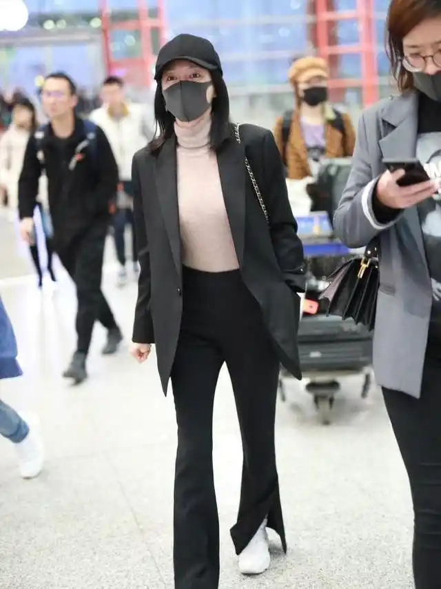 38岁秦岚素颜现身机场,一袭吸烟装难掩凹凸感,165穿出180气场