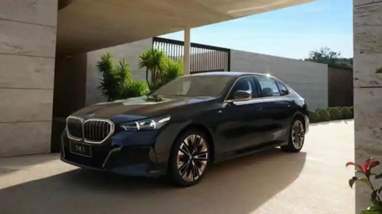全新bmw 5系秉承了宝马经典的短前悬设计,接近车轮半径大小的短前悬