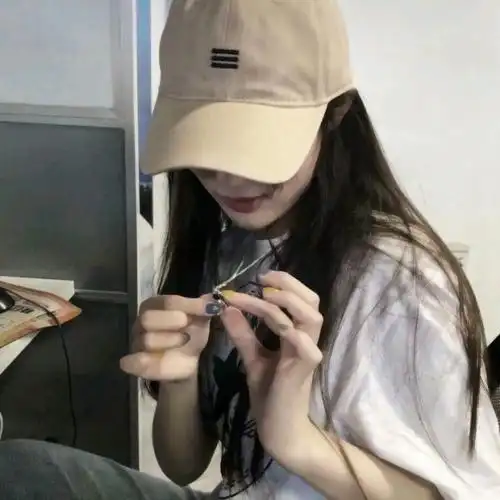 女生戴帽子头像超酷