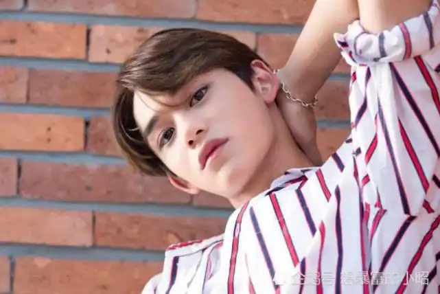 黄旭熙童年照曝光整没整容一看便知网友经历了啥