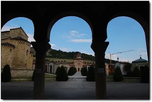 布阿的相册-墨索里尼的墓地.