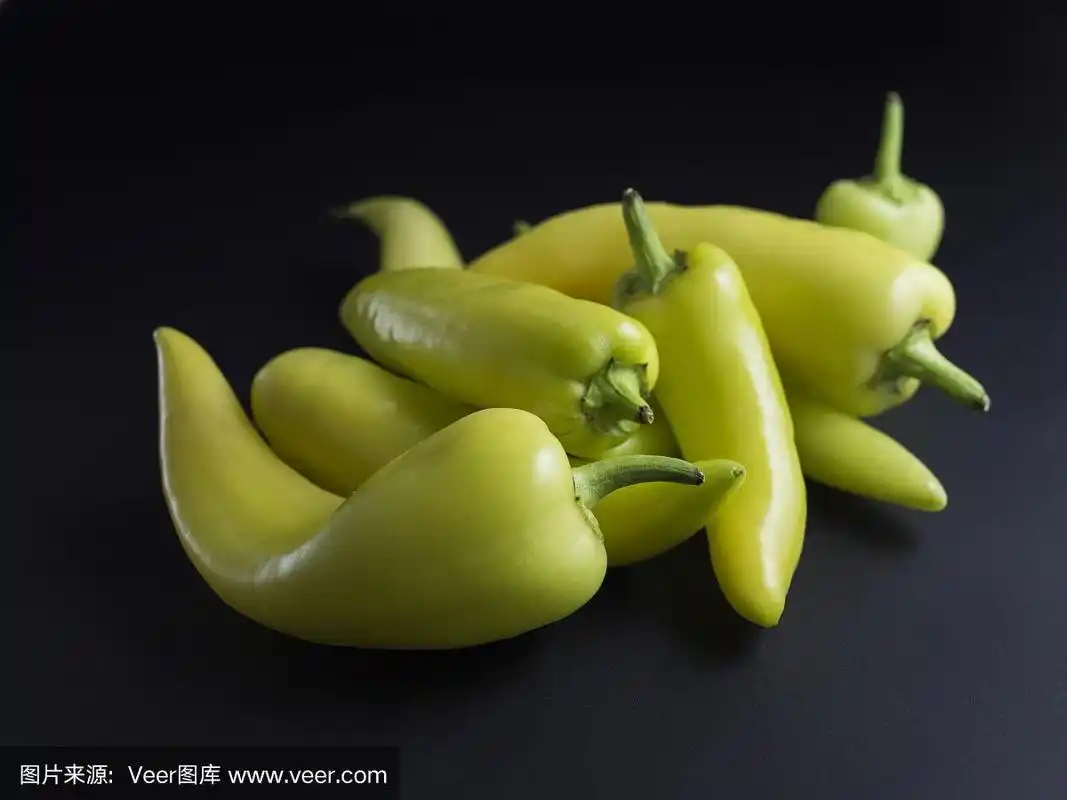 大黄辣椒孤立在黑色