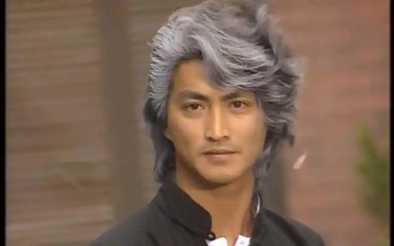 (何家劲)华英雄假装失败跌落山崖,独自一人悄然离开