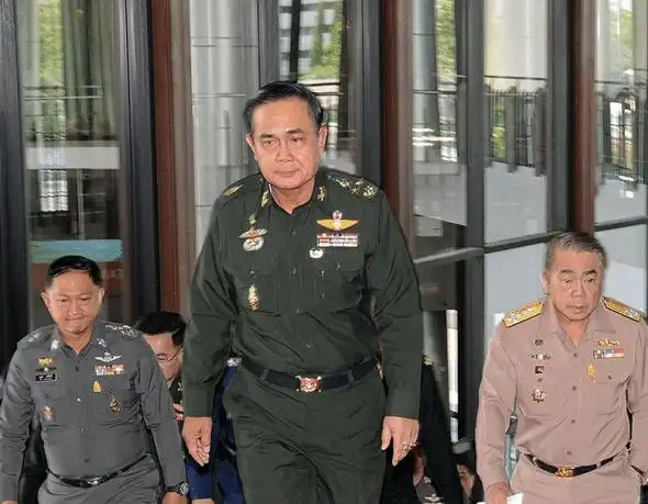 泰国军方又有大动作全体大换血保护国王亲美派煽动民众失败