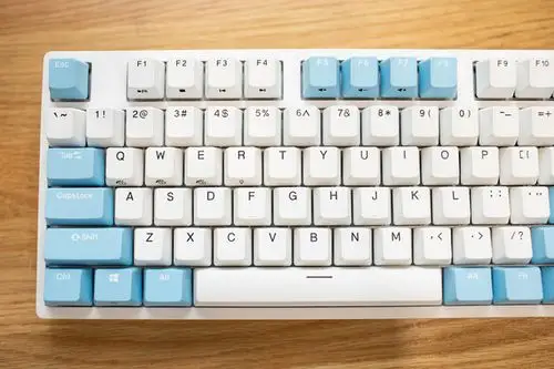 k320w使用标准87键布局,双色键帽的搭配,让键盘布局显得格外的清晰.