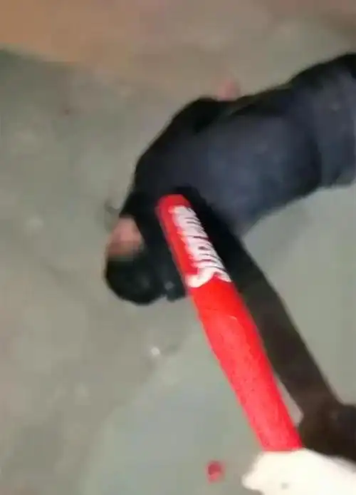 唐山一女子有点狠,手持棒球棍将老公打倒在地!