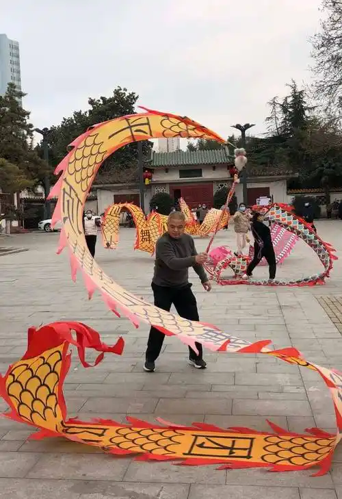 平顶山市老年健身爱好者手舞彩龙欢度春节_活动_舞龙队_彩带