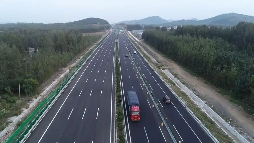 京沪高速公路莱芜至临沂(鲁苏界)段改扩建工程起于济南市莱芜高新区