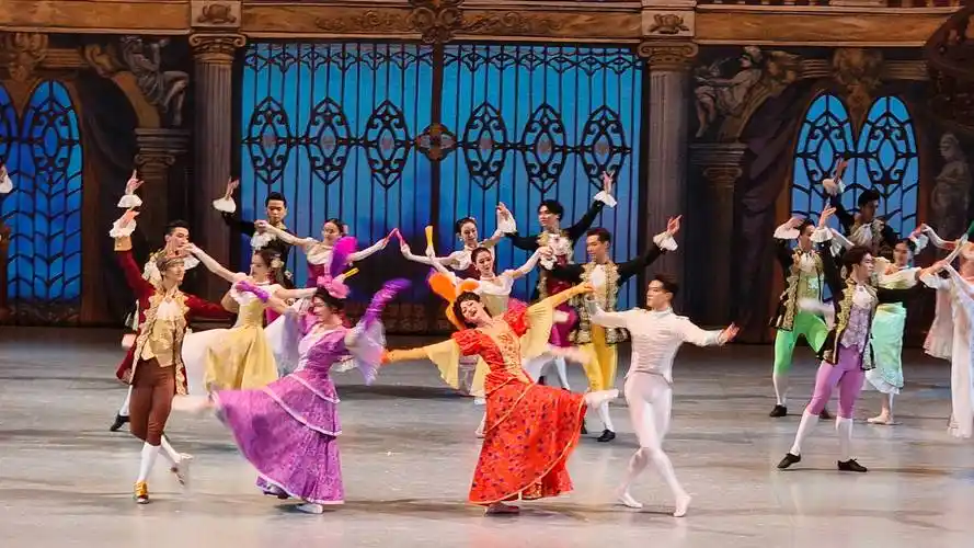 舞韵展芳华 世界经典《灰姑娘》绽放丁香剧场