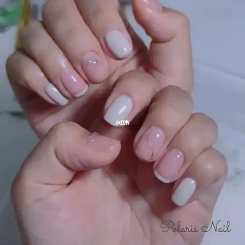 简约大方适合夏天的奶白色美甲