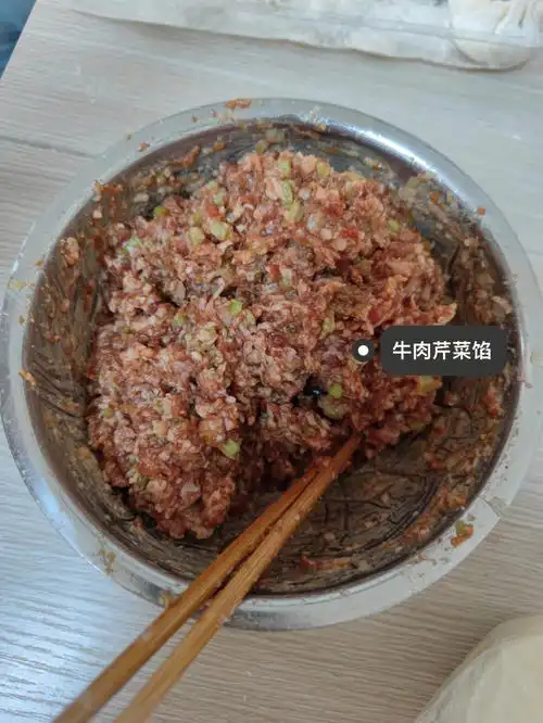 的包子打个牙祭;早起去菜市场感受人间烟火气,购买粉丝,木耳,香菇,胡