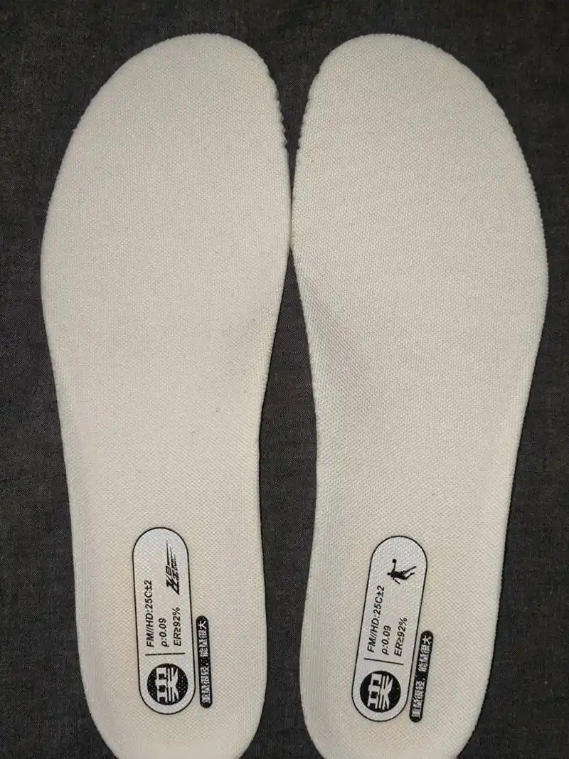 两款鞋垫哪个好呢#跑鞋 #乔丹体育 #运动鞋垫 #狗哥鞋垫 - 抖音