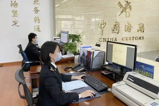 海关工作人员正在审核首票铁海联运"一单制"报关单电子信息.