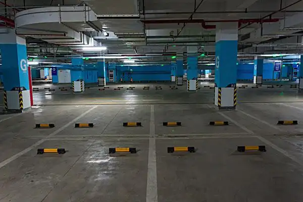 空的地下停车库