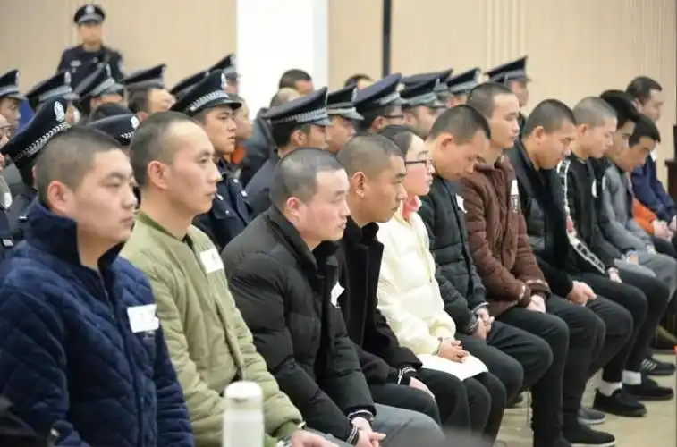 王昆等涉案28名被告人分别被判处九个月到十八年六个月不等的有期徒刑