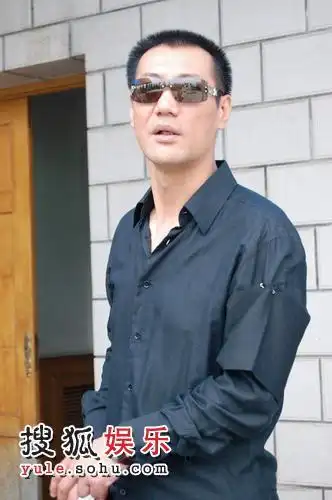 独家组图:英壮抵达 黑衬衫略显清瘦