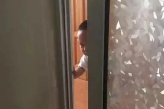 7张照片告诉你有娃后上个厕所有多难扒门是常见操作