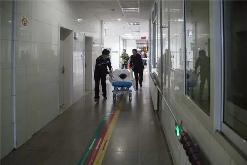 镜头直播急诊科:整夜不休息,为生命争分夺秒!24h高度集中,大赞