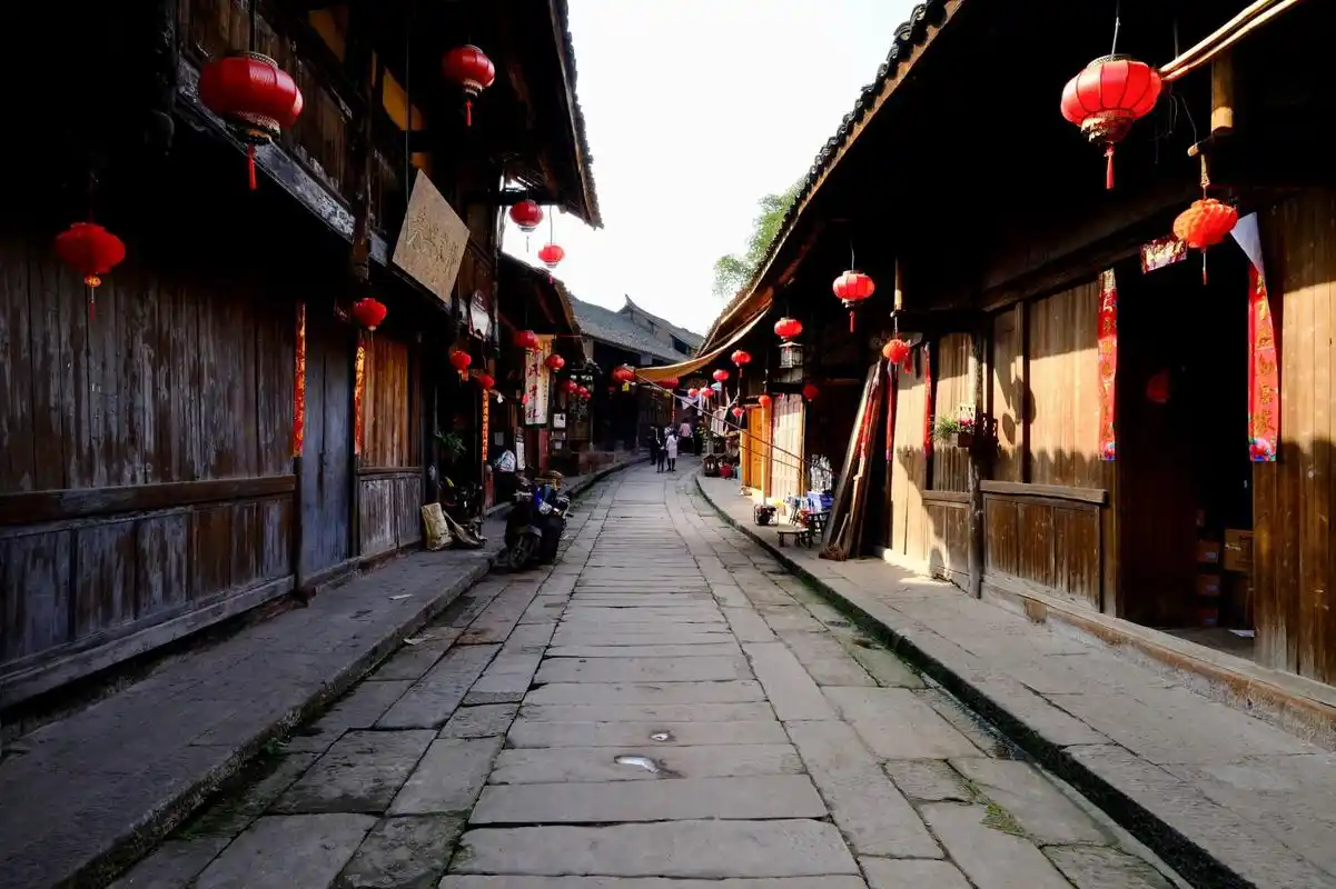 泸州尧坝古镇攻略  泸州尧坝古镇,被誉为"小香港",承载了丰富的历史和