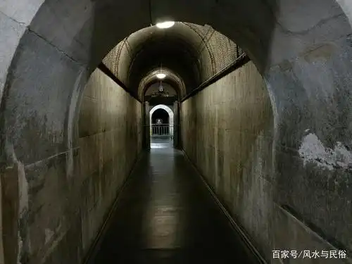 十三陵定陵的地宫是什么样,里面的棺椁和宝座的位置