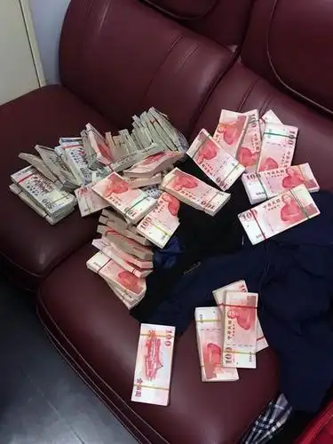 正文    陈女内穿紧身裤,但裤里面夹藏新台币500元及100元钞现金,总计