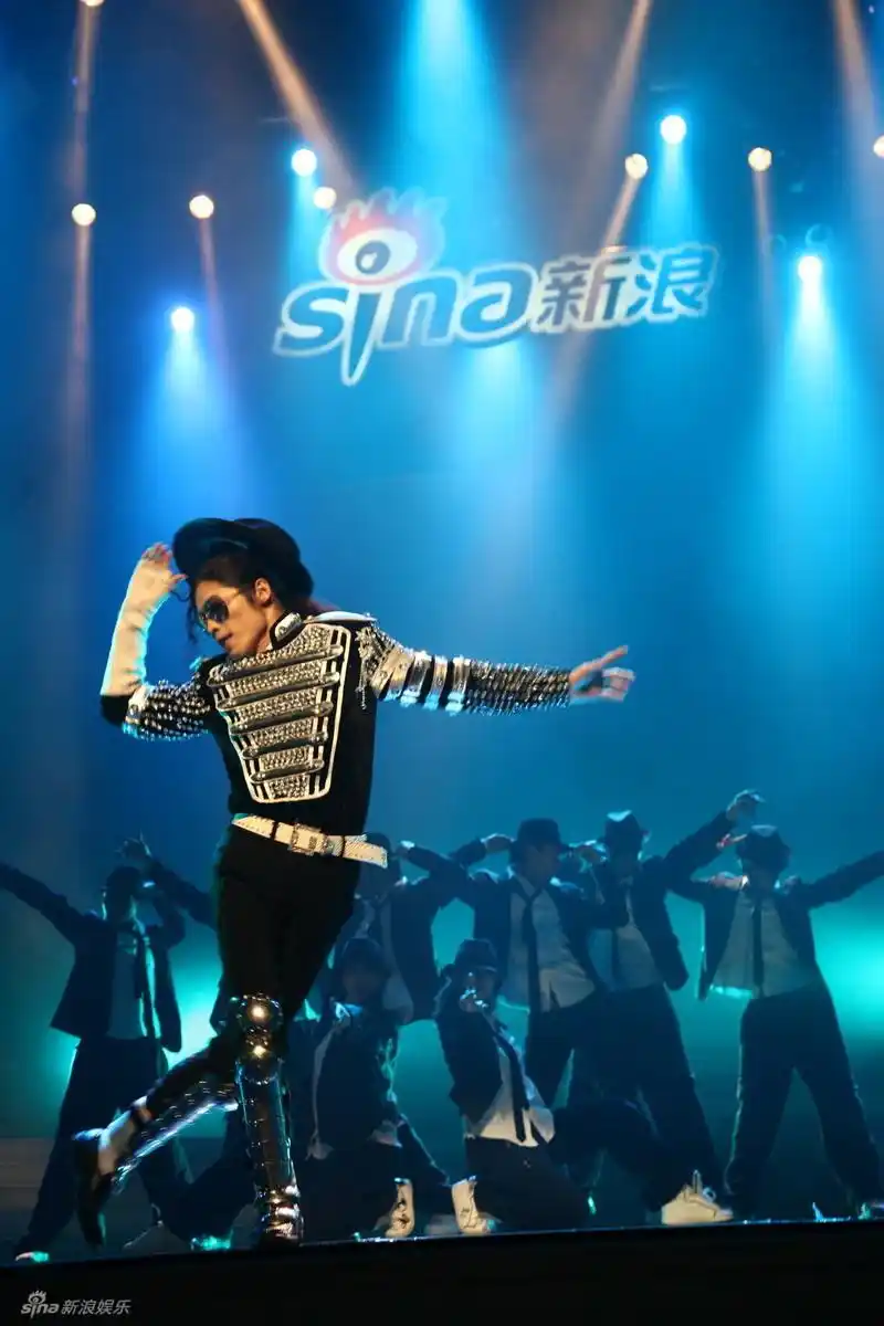 再现杰克逊经典动作