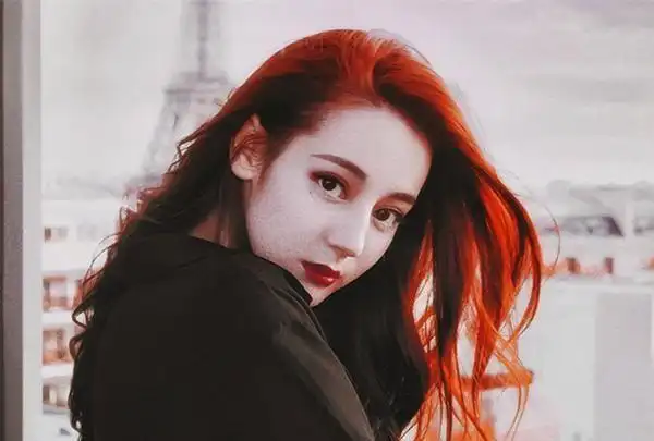 33岁史黛西变身红发女,持靓携女赴约获点赞无数,爱情带娃两不误