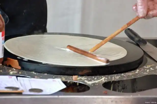 摊煎饼用的是鏊子.