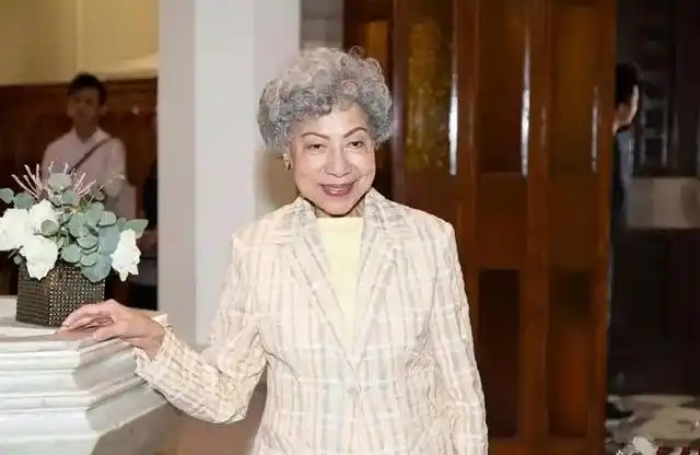 没错!图中这位,就是香港恐怖片界大名鼎鼎的"鬼后"——"龙婆"罗兰!