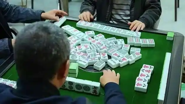 回顾麻将馆爆满座无虚席整天泡在里面的人靠啥谋生