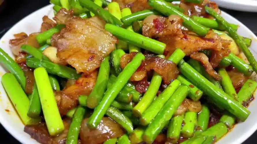 静默第24天,今天烧个四川家常菜,蒜苔炒回锅肉#生活的烟火气息#疫情