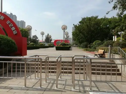 这是人民公园北面(正对胜利宾馆)的出入口,已经有阶梯还用按护栏吗?