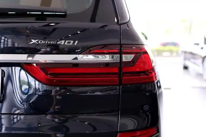 尾灯设计的很有层次感,内部做了薰黑细节处理,尾灯显得精致时尚.