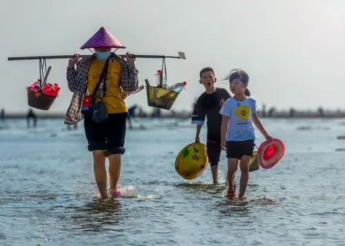 《赶海》2020年10月7日摄影于北海市金海湾