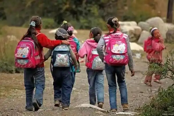 那时候我们几个女孩子经常一起上学,一起放学.