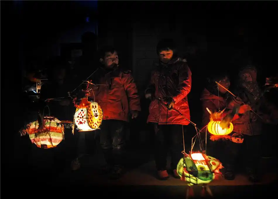 陕西合阳,乡村小朋友在元宵节夜里打着家长手工糊制的灯笼