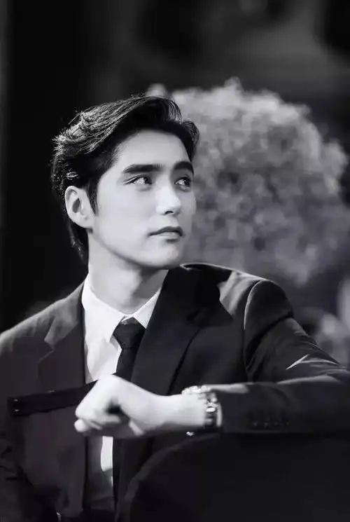 阿云嘎被粉丝吓到,可爱回应不能跟战战一起坐飞机了_手机搜狐网